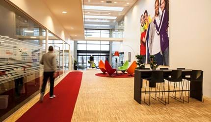 lang rød filt løber på træ gulv